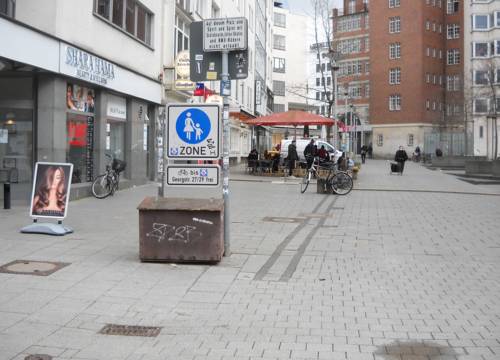 Straße in einem Einkaufsgebiet.